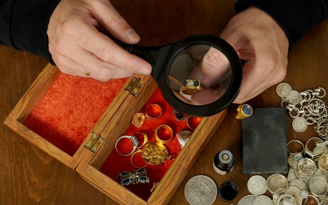 Begutachtung von Schmuck mit der Lupe – faire Bewertung beim Gold- und Edelmetallankauf